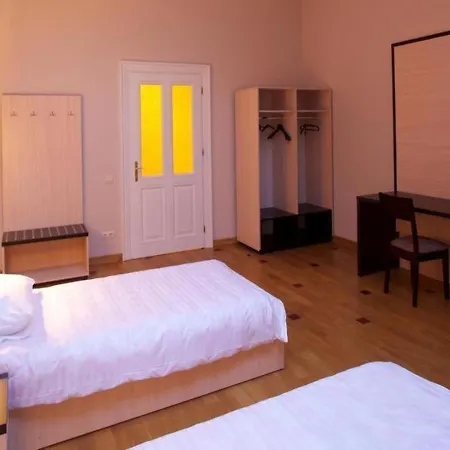 Mini-hotel Under The Roof * Λβιβ