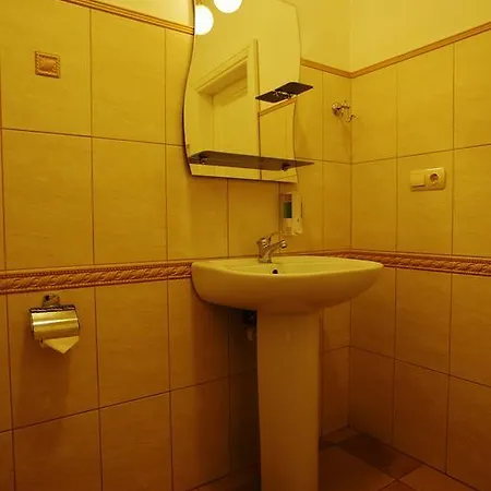 Ξενοδοχείο Mini-hotel Under The Roof Λβιβ