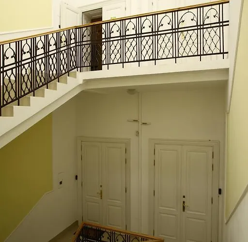 Mini-hotel Under The Roof فندق *