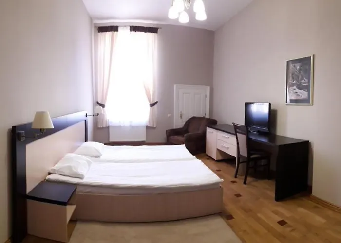 Mini-hotel Under The Roof فندق *